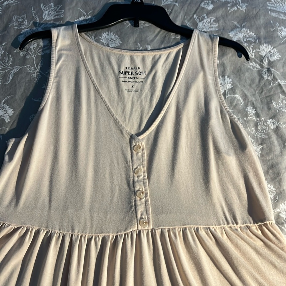 EUC Torrid tiered ruffle tank. Super soft. Cream color.
